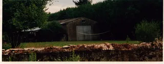 Derrière la maison